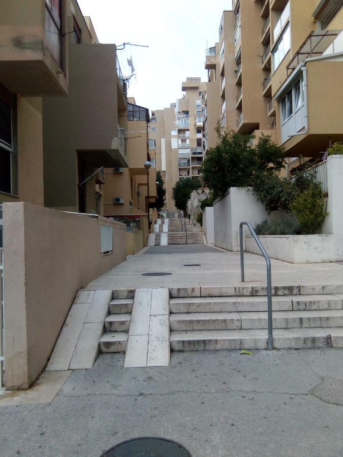 A Small Apartment For A Great Vacation "Ludi" Split Bagian luar foto