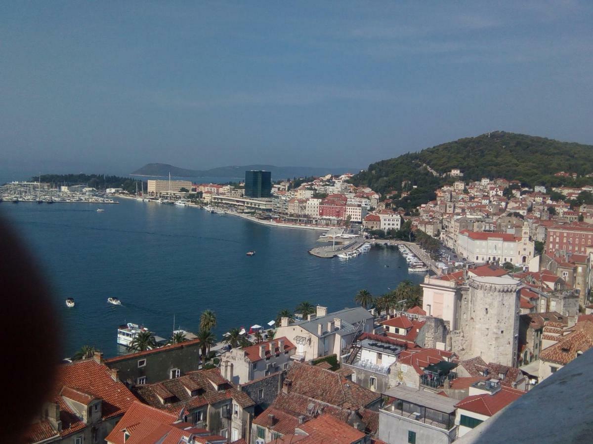 A Small Apartment For A Great Vacation "Ludi" Split Bagian luar foto